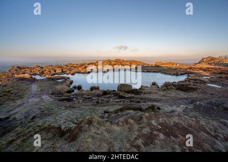 Sonnenaufgang am Doxey Pool auf den Kakerlaken im Staffordshire Peak District National Park. Stockfoto