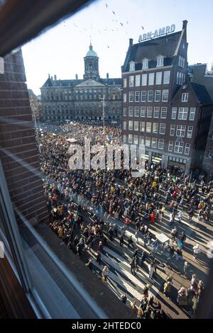 The Dam, Amsterdam, Niederlande. Sonntag, 27.. Februar 2022. Rund 15,000 Demonstranten versammelten sich heute Nachmittag am Amsterdamer Staudamm, um Solidarität mit der ukrainischen Bevölkerung zu zeigen und die russische Invasion von Präsident Putin zu verhindern. Schätzungsweise 100,000 Menschen protestierten in Europa und zahlreiche Russen schlossen sich den Demonstranten am Staudamm an, um Solidarität zu zeigen. Auch in den niederländischen Städten Groningen und Heerlen gingen Menschen auf die Straße. Bildunterschrift: Eine eingeschränkte Sicht auf den Staudamm. Amsterdam und einige der 15,000 Demonstranten während der 15. Kredit: Charles Stockfoto