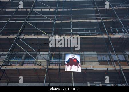 The Dam, Amsterdam, Niederlande. Sonntag, 27.. Februar 2022. Rund 15,000 Demonstranten versammelten sich heute Nachmittag am Amsterdamer Staudamm, um Solidarität mit der ukrainischen Bevölkerung zu zeigen und die russische Invasion von Präsident Putin zu verhindern. Schätzungsweise 100,000 Menschen protestierten in Europa und zahlreiche Russen schlossen sich den Demonstranten am Staudamm an, um Solidarität zu zeigen. Auch in den niederländischen Städten Groningen und Heerlen gingen Menschen auf die Straße. Kredit: Charles M Vella/Alamy Live Nachrichten Stockfoto