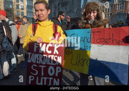 : Der Staudamm, Amsterdam, Niederlande. Sonntag, 27.. Februar 2022. Rund 15,000 Demonstranten versammelten sich heute Nachmittag am Amsterdamer Staudamm, um Solidarität mit der ukrainischen Bevölkerung zu zeigen und die russische Invasion von Präsident Putin zu verhindern. Schätzungsweise 100,000 Menschen protestierten in Europa und zahlreiche Russen schlossen sich den Demonstranten am Staudamm an, um Solidarität zu zeigen. Auch in den niederländischen Städten Groningen und Heerlen gingen Menschen auf die Straße. Kredit: Charles M Vella/Alamy Live Nachrichten Stockfoto