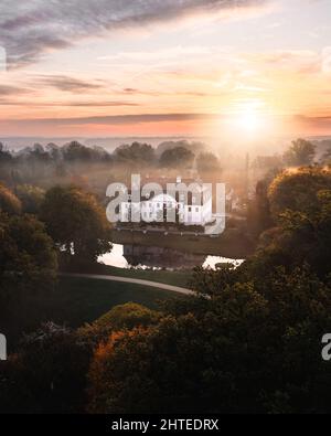 Luftaufnahme eines Schlosses im Branitz Park, Cottbus, Deutschland Stockfoto