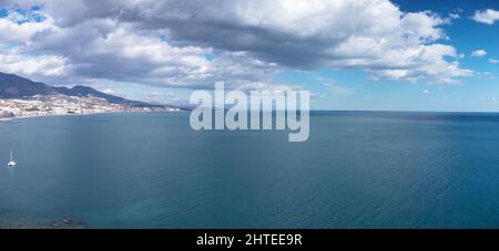 Panorama-Luftaufnahme des Gebäudes entlang der Küste von Fuengirola Stockfoto