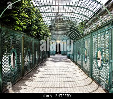 Blick auf den westlichen Gitterpavillon im Schloss Sanssouci in Potsdam. Stockfoto