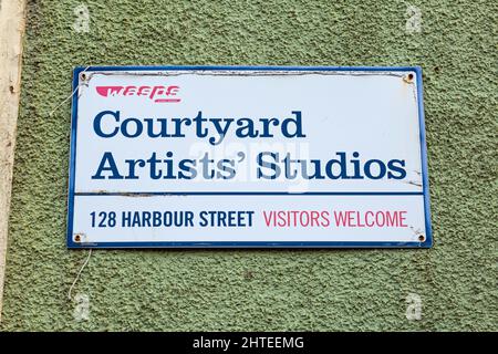 Wasps Courtyard Artists' Studios Schild, 128 Harbour Street, Irvine, North Ayrshire, Schottland, VEREINIGTES KÖNIGREICH Stockfoto