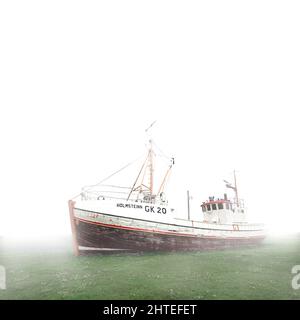 Historischer Fischtrawler an nebligen Tagen in Gardur. Stockfoto