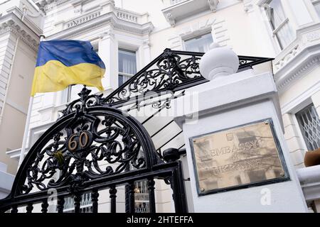 Am fünften Tag der russischen Invasion in der Ukraine fliegt die ukrainische Nationalflagge am 28.. Februar 2022 in London, England, vor der Botschaft der Ukraine um 60 Uhr im Holland Park. Stockfoto