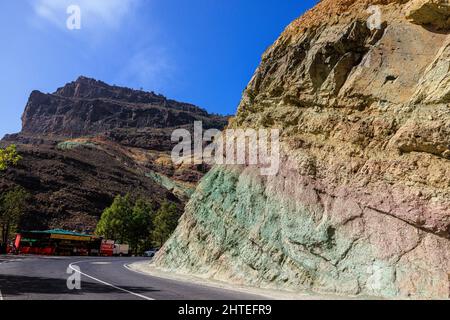 Die GC-200 im Westen Gran Canarias durchschneidet die bunten Felsformationen der Los Azulejos de veneguera Stockfoto