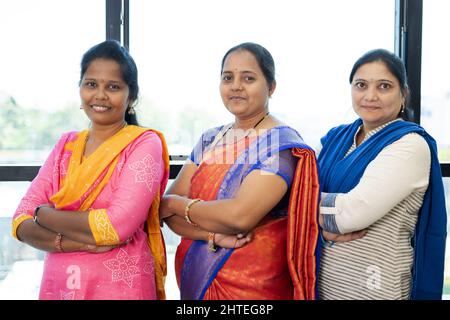 Selbstbewusst stehende indische Frau im Büro mit gekreuzten Armen und Blick auf die Kamera - Konzept der Führung Stockfoto