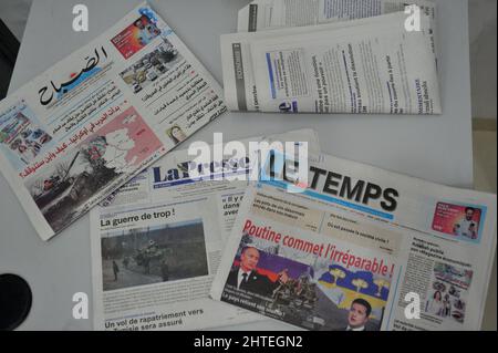 Tunis, Tunesien. 28.. Februar 2022. Die Presse, die Informationswebsite und die Bürger Tunesiens verfolgen genau, was in Osteuropa passiert, den Krieg zwischen Russland und der Ukraine, der die öffentliche Meinung in der gesamten Maghreb-Region nördlich von Afrika einnimmt. Foto: Mahjoub Yassine. (Bild: © Chokri Mahjoub/ZUMA Press Wire) Stockfoto