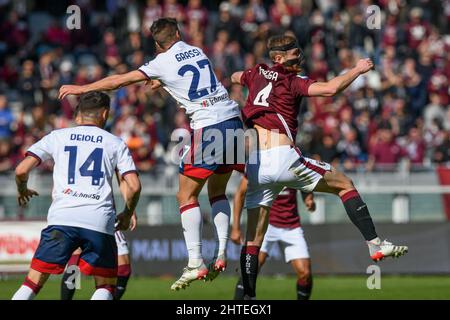 Turin, Italien. 27., Februar 2022. Alberto Grassi (27) aus Cagliari und Tommaso Pobega (4) aus Turin während der Serie A im Stadio Olimpico in Turin gesehen. (Bildnachweis: Gonzales Photo - Tommaso Fimiano). Stockfoto