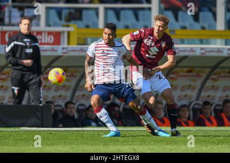 Turin, Italien. 27., Februar 2022. Dalbert (29) aus Cagliari und Mergim Vojvoda (27) aus Turin während des Serie-A-Spiels zwischen Turin und Cagliari im Stadio Olimpico in Turin. (Bildnachweis: Gonzales Photo - Tommaso Fimiano). Stockfoto