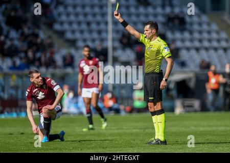 Turin, Italien. 27., Februar 2022. Schiedsrichter Manuel Volpi sah während der Serie Ein Spiel zwischen Turin und Cagliari im Stadio Olimpico in Turin. (Bildnachweis: Gonzales Photo - Tommaso Fimiano). Stockfoto