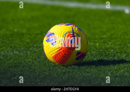 Turin, Italien. 27., Februar 2022. Der Spielball von Nike ist bereit für das Spiel der Serie A zwischen Turin und Cagliari im Stadio Olimpico in Turin. (Bildnachweis: Gonzales Photo - Tommaso Fimiano). Stockfoto