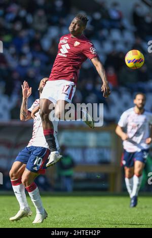 Turin, Italien. 27., Februar 2022. Wilfried Singo (17) von Turin und Joao Pedro (10) von Cagliari sahen während der Serie Ein Spiel zwischen Turin und Cagliari im Stadio Olimpico in Turin. (Bildnachweis: Gonzales Photo - Tommaso Fimiano). Stockfoto