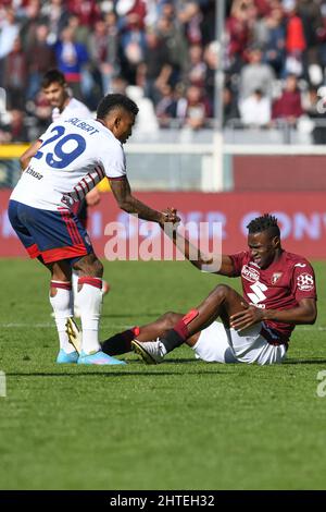 Turin, Italien. 27., Februar 2022. Wilfried Singo (17) aus Turin und Dalbert (29) aus Cagliari sahen während der Serie Ein Spiel zwischen Turin und Cagliari im Stadio Olimpico in Turin. (Bildnachweis: Gonzales Photo - Tommaso Fimiano). Stockfoto