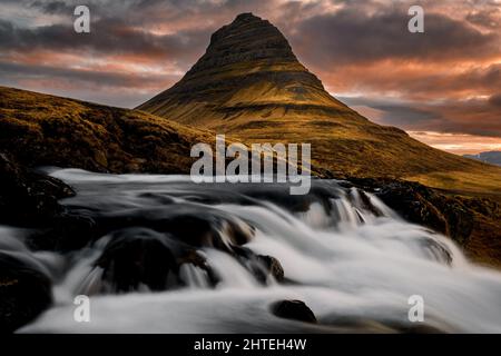 Der berühmte Kirkjufell Berg am Ende des Tages. Stockfoto