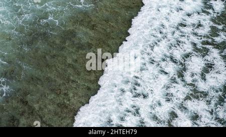 Eine Luftaufnahme der riesigen Wellen, die die klare, ruhige Wasseroberfläche durchqueren Stockfoto