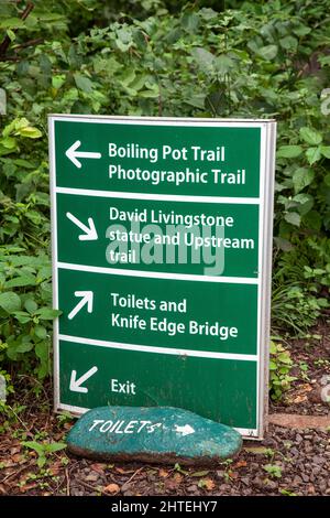 Schild an der Mosi-oa-Tunya (Victoria Falls) mit Anweisungen zu verschiedenen Wanderwegen, der Knife Edge Bridge, Toiletten und dem Ausgang. Stockfoto