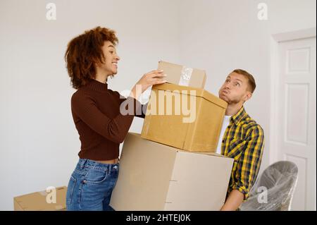 Frau und Mann ziehen in ein neues Haus Stockfoto
