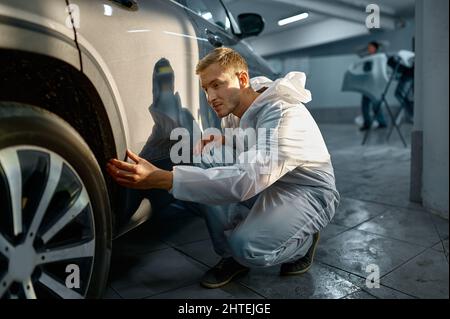 Maler untersucht Karosseriefarbe Check-Prozess Stockfoto