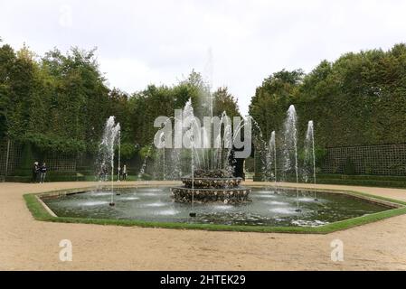 Grove der drei Brunnen in den Gärten von Versailles, Paris, Frankreich Stockfoto