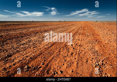 Middle Road ist eine typische australische Schotterstraße im Sturt National Park Stockfoto
