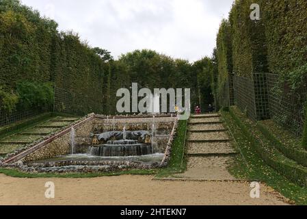 Grove der drei Brunnen in den Gärten von Versailles, Paris, Frankreich Stockfoto