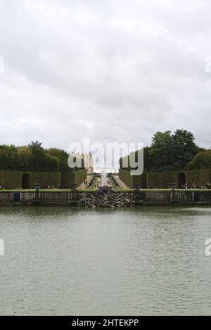 Vertikale Aufnahme des Neptunbrunnens in den Gärten von Versailles, Paris, Frankreich Stockfoto