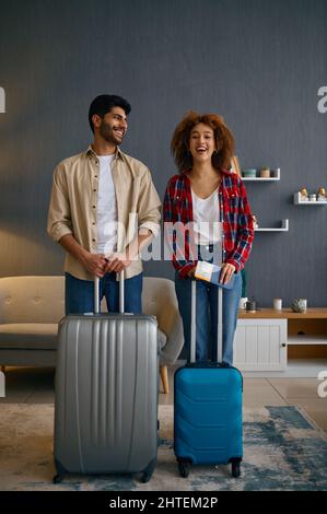 Porträt eines glücklichen Ehepaares mit Koffern Stockfoto