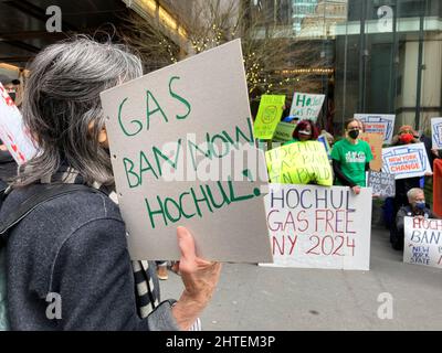 Aktivisten protestieren am Donnerstag, den 17. Februar 2022, vor dem Sheraton NY Hotel in New York für ein Verbot des neuen Gasbaus. Die Demonstranten protestierten vor dem Hotel, in dem die NYS Democratic Convention abgehalten wurde, und wollten NYS-Gouverneur gewinnen. Kathy Hochul wird das Erdgasverbot für Neubauten sofort erlassen, ein Verbot, das derzeit 2027 in Kraft treten soll. (© Frances M. Roberts) Stockfoto