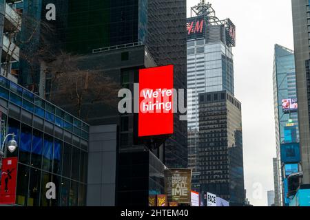 Ein „Wir stellen ein“-Schild auf einer Plakatwand am Times Square in New York am Mittwoch, den 16. Februar 2022. (© Richard B. Levine) Stockfoto