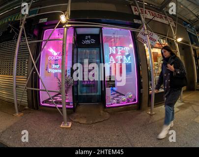 Am Sonntag, den 20. Februar 2022, wird in Lower Manhattan in New York ein NFT-Verkaufsautomat (Non-fungible Token) der Marke Neon gesehen. Der Geldautomat Open 24/7 gibt eine Auswahl an zwei NFT’s aus, „Party Pigeons“ und „Project Color“. Käufer können über eine Vielzahl von Zahlungsoptionen bezahlen, ohne Kryptowährung zu verwenden. Nach dem Kauf erhalten Sie einen Code, den Sie scannen und Ihre ganz eigene NFT auf Neons Plattform einlösen. (© Richard B. Levine) Stockfoto