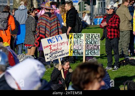 Köln, Deutschland. 28.. Februar 2022. Einige hundert Impfgegner demonstrieren am Rhein gegen die Corona-Politik. Quelle: Henning Kaiser/dpa/Alamy Live News Stockfoto