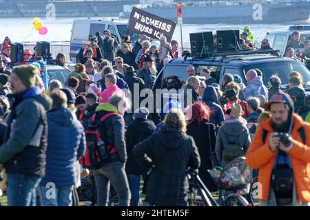 Köln, Deutschland. 28.. Februar 2022. Einige hundert Impfgegner demonstrieren am Rhein gegen die Corona-Politik. Quelle: Henning Kaiser/dpa/Alamy Live News Stockfoto