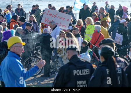 Köln, Deutschland. 28.. Februar 2022. Einige hundert Impfgegner demonstrieren am Rhein gegen die Corona-Politik. Quelle: Henning Kaiser/dpa/Alamy Live News Stockfoto