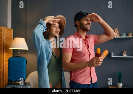 Portrait Paar freut sich auf Urlaub Stockfoto