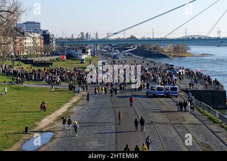 Köln, Deutschland. 28.. Februar 2022. Einige hundert Impfgegner demonstrieren am Rhein gegen die Corona-Politik. Quelle: Henning Kaiser/dpa/Alamy Live News Stockfoto