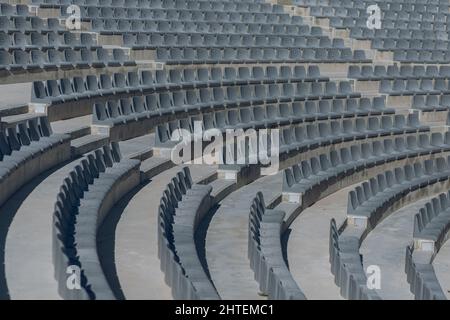 Blick von der Treppe auf Reihen von bequemen grauen Stühlen im Theater oder Kino. Stockfoto