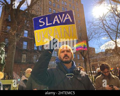 Mitglieder der LGBTQ+-Gemeinschaft, ihre Unterstützer und Ukrainisch-Amerikaner protestieren gegen die russische Invasion und zeigen am Samstag, 26. Februar 2022, Unterstützung für die Bürger der Ukraine vor dem Stonewall Inn in Greenwich Village in New York. (© Frances M. Roberts) Stockfoto