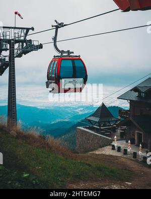 Seilbahn auf dem Gipfel des Berges, die sich in Brasov entlang der Linie bahnt Stockfoto