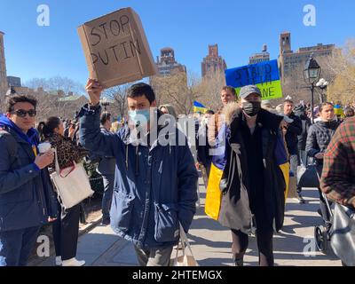 Ukrainisch-Amerikaner und ihre Anhänger protestieren am Sonntag, den 27. Februar 2022, im Washington Square Park in New York gegen die russische Invasion und zeigen Unterstützung für die Bürger der Ukraine. (© Frances M. Roberts) Stockfoto