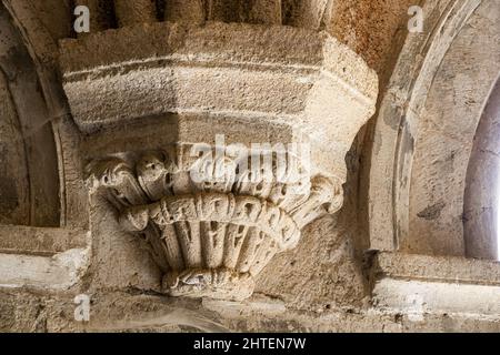 Romanische Kapellen im mittelalterlichen Kapitelhaus des Klosters der Heiligen Maria von Carracedo, Spanien Stockfoto