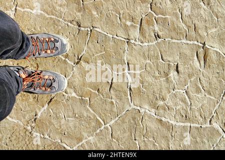 Klimawandel. Großer Bergsee vollständig durch Dürre entwässert. Ceresole Reale, Italien - Februar 2022 Stockfoto