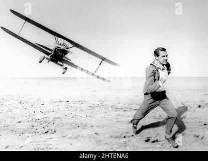 Cary Grant - kultige Szene aus Nord durch Nordwesten - Flugzeugabfahrt - 1959 Stockfoto