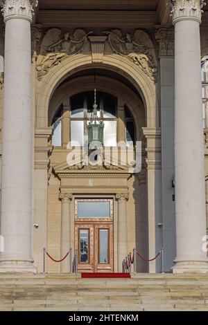 Eingangstür zum Regierungsgebäude der serbischen Nationalversammlung Stockfoto