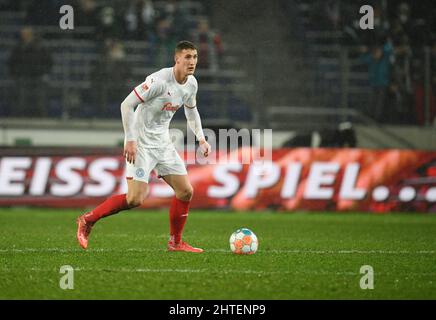 Hannover, Deutschland. 25.. Februar 2022. Fußball: 2. Bundesliga, Matchday 24: Hannover 96 - Holstein Kiel in der HDI Arena. Kieler Phil Neumann spielt den Ball. Quelle: Daniel Reinhardt/dpa - WICHTIGER HINWEIS: Gemäß den Anforderungen der DFL Deutsche Fußball Liga und des DFB Deutscher Fußball-Bund ist es untersagt, im Stadion und/oder vom Spiel aufgenommene Fotos in Form von Sequenzbildern und/oder videoähnlichen Fotoserien zu verwenden oder zu verwenden./dpa/Alamy Live News Stockfoto