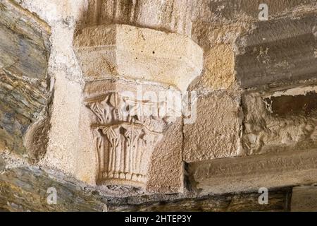 Detaillierte romanische Korbwerke im mittelalterlichen Kapitelhaus des Klosters der Heiligen Maria, Spanien. Stockfoto