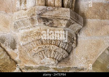 Romanische Kapellen im mittelalterlichen Kapitelhaus des Klosters der Heiligen Maria von Carracedo, Spanien Stockfoto