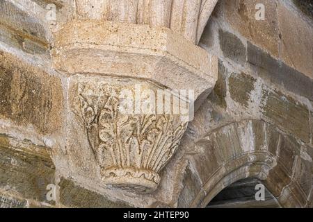 Eine detailreiche romanische Kapelle im mittelalterlichen Kapitelhaus des Klosters der Heiligen Maria, Carracedo, Spanien Stockfoto