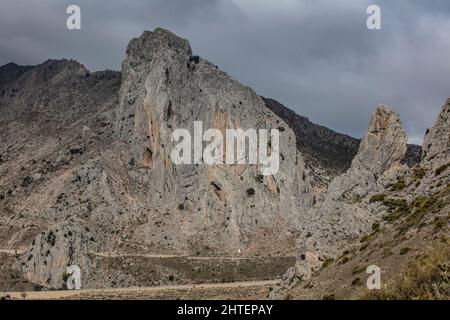 Die Kalksteinfelsen in der Nähe von Ventas de Zafarraya sind bei Spaziergängern und Kletterern beliebt. Stockfoto